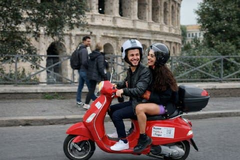 Conduce tu propia Vespa por Roma con un guía local