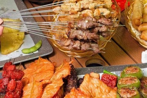 Après l'école de Shanghai grignote des brochettes grillées après le travail