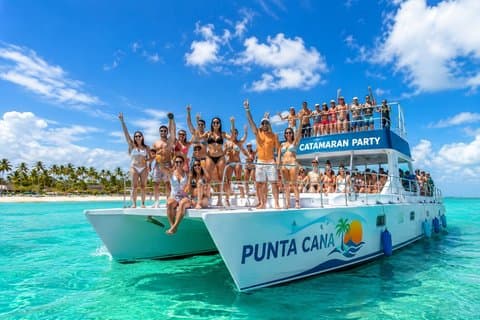 Festa in catamarano privato con snorkeling e bevande illimitate