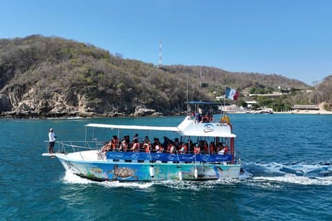 ワトゥルコの7つの湾を巡るヨットツアー