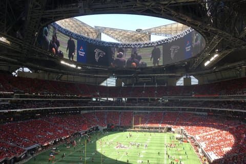 メルセデス・ベンツ・スタジアムでのアトランタ・ファルコンズフットボールゲーム