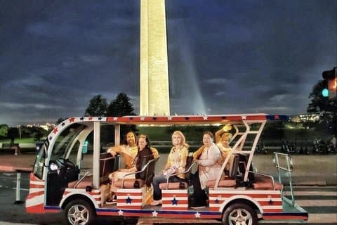 Monumenti di Washington DC di notte Tour guidato in E-Trolley con soste