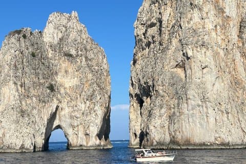 Excursión privada a Capri desde Sorrento en hidroala con taxi descapotable.