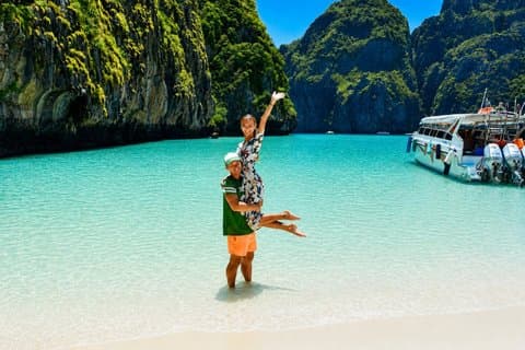 Phi Phi PREMIUM Gita di un giorno: Maya Bay, Bamboo e pranzo con vista sul mare