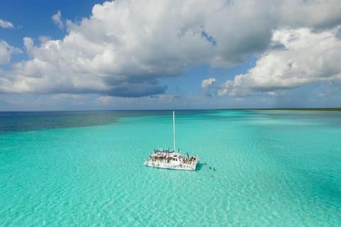 Tour en catamarán por Cozumel El Cielo con snorkel y club de playa Kuza