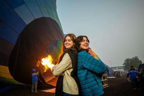 Voo de balão de ar quente ao nascer do sol sobre Teotihuacan + visita à caverna + transporte para a Cidade do México