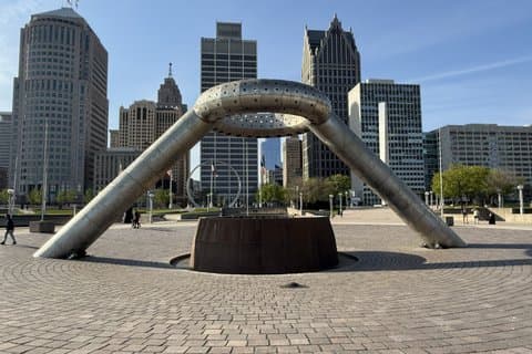 Downtown Detroit Walking Tour with Historic Attractions