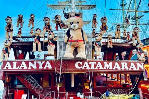 Tour in catamarano ad Alanya con pranzo, bevande analcoliche e trasferimento