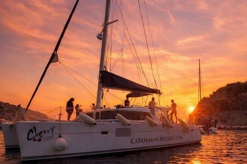 Sonnenuntergang Luxus Katamaran Kreuzfahrt mit Getränken und Aussicht