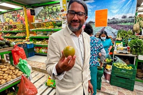 Tour de Cata de Frutas Exóticas Mercado Paloquemao Bogotá