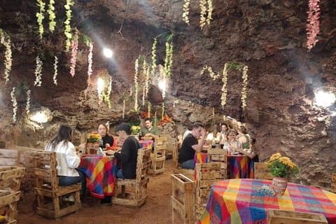 グアダルーペ大聖堂＆洞窟レストラン付きテオティワカンツアー