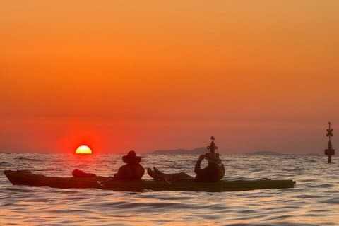Sonnenuntergang Kajak Aktivität an der Küste von Sorrent