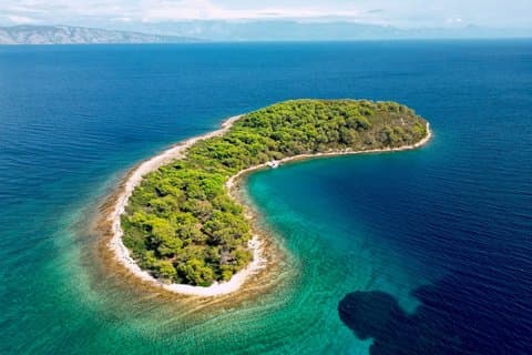 3 Islands Speedboat Tour: Golden Horn, Blue Lagoon & Jelsa Town