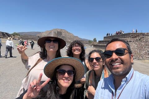 Pyramiderne i Teotihuacan med aztekerne og Jomfru Maria af Guadalupe