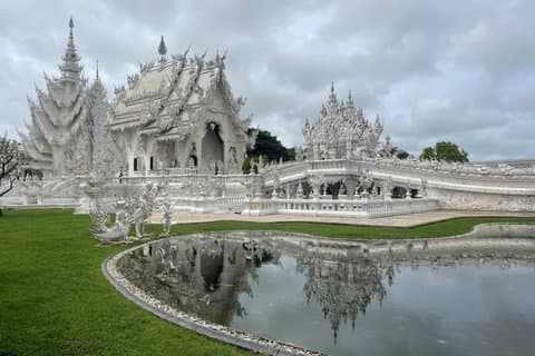 Excursão de dia guiada privada a Doi Chang e Chiang Rai.
