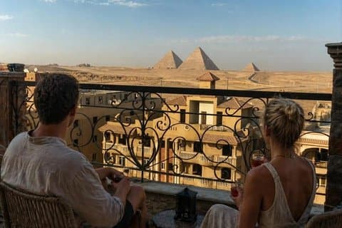 Hurghada: Cairo 2-Day Tour with Luxury Pyramids View Stay