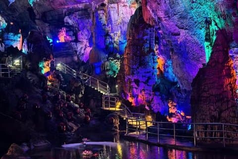Tagesausflug von Chongqing Stone Forest Plus Black Valley nach Wansheng