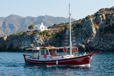 2 timers Mirabello Bay bådtur og svømning i Agios Nikolaos