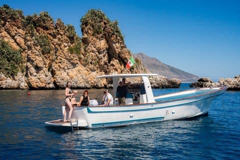 Excursion de groupe de 4 heures en gozzo sicilien vers Scopello et Zingaro