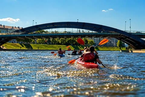 Vilnius Kajakuthyrning på Neris floden med utsikt över staden