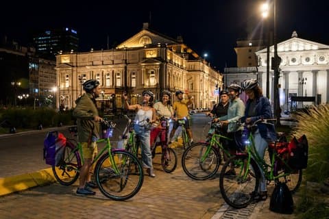 夜の街灯の下で自転車ツアー