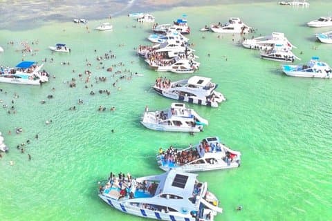 Exklusive Inselkreuzfahrtparty mit Musiktanz und Getränken
