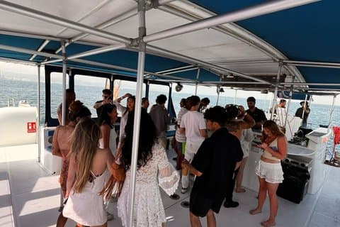 Barcelona Best Boat Party 2h Cruzeiro com 4 bebidas e entrada do clube