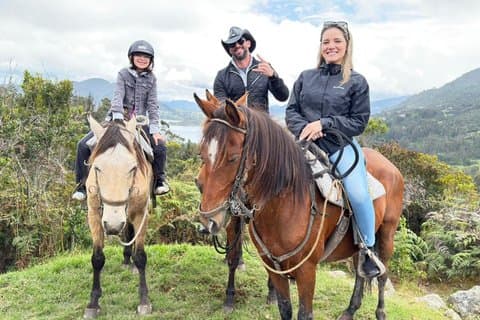 Paseos a caballo desde Guadalupe hasta Monserrate Tour privado de un día