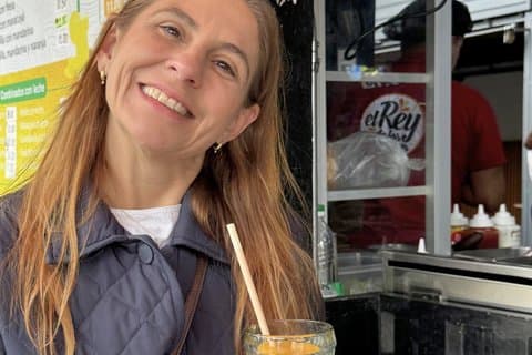 ピスコを味わいながら市場の味覚を堪能し、ペルー人の家でパーティーを楽しむツアー