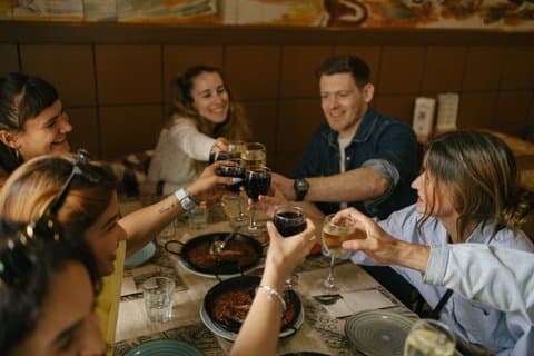Barcelona : Wandeling met gids met tapas en wijn