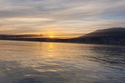 Sonnenuntergang auf einer Luxusyacht inklusive einem Getränk
