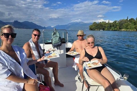 Excursion privée en bateau avec vin et apéritif gastronomique