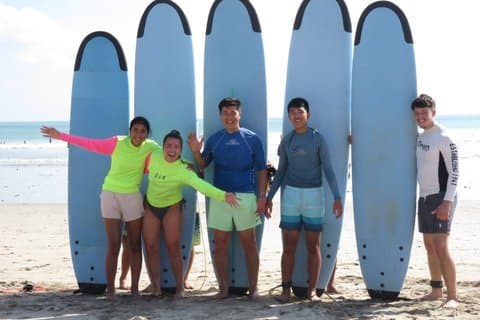 Attività di surf con lezione per principianti e intermedi