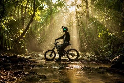 Passeio particular de moto elétrica off-road na selva e nas montanhas de Koh Samui.