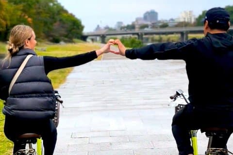 Beyond the Crowds : Scenic Kyoto E-bike Loop avec des guides Jeune Expert