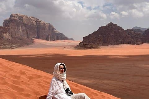 Wadi Rum Fulddag Jeep Tour med ophold i Bedouin Camp overnatning