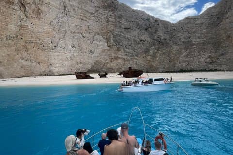 ザキントス難破船ビーチ＆青の洞窟ボートツアー