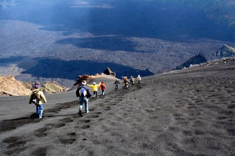 エトナ山トレッキング(標高3000m):カターニアからの送迎とドローン撮影