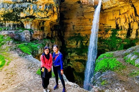 Tour privado en teleférico por la gruta de Jeita, Harissa y la cascada de Baatara