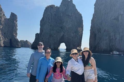 Experiencia en barco Capri a Faraglioni con historias de grutas
