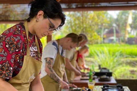 Ubud Balinese Cooking Class & Market Tour with Rice Field View