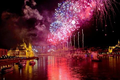 Crucero con cena de fuegos artificiales con piano de bar