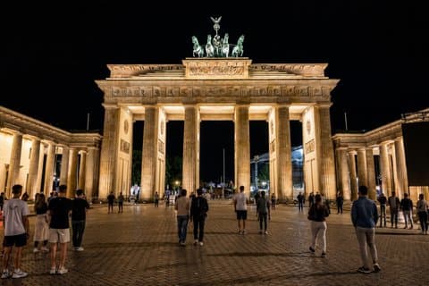 Visite nocturne de Berlin avec boissons : Privé et personnalisé avec un local