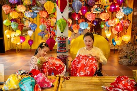 Hoi An: Vietnamese Foldable Lantern Making Workshops