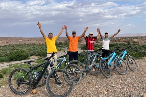 Excursión guiada en bicicleta al oasis de Skoura con guía local y experiencia cultural.