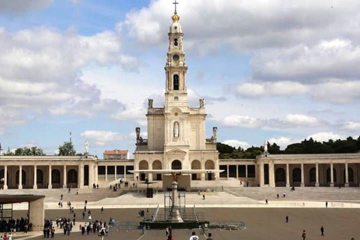 Private Tour: Highlights Fatima Sanctuary, Nazaré Big Waves and Obidos Medieval