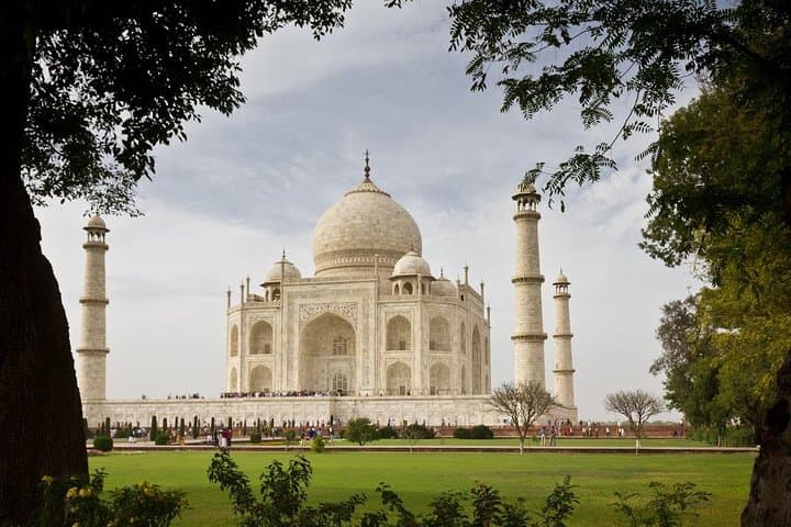 From Agra: Taj Mahal Sunrise Private Tour with Lunch & Entry Fees