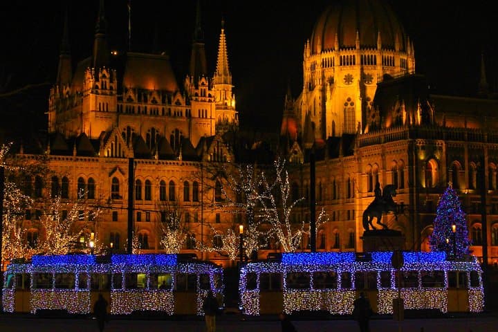 Budapest Christmas Walking Tour & Entry to St Stephen's Basilica
