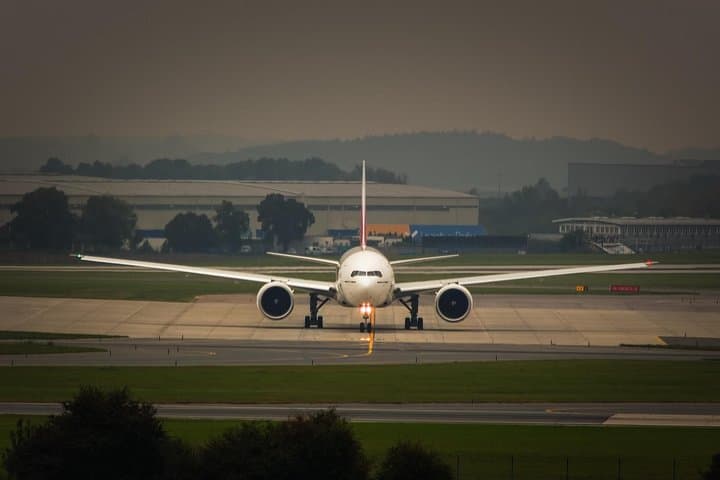 Private Transfer: Heathrow Airport to Gatwick Airport Arrival or Departure Transfer