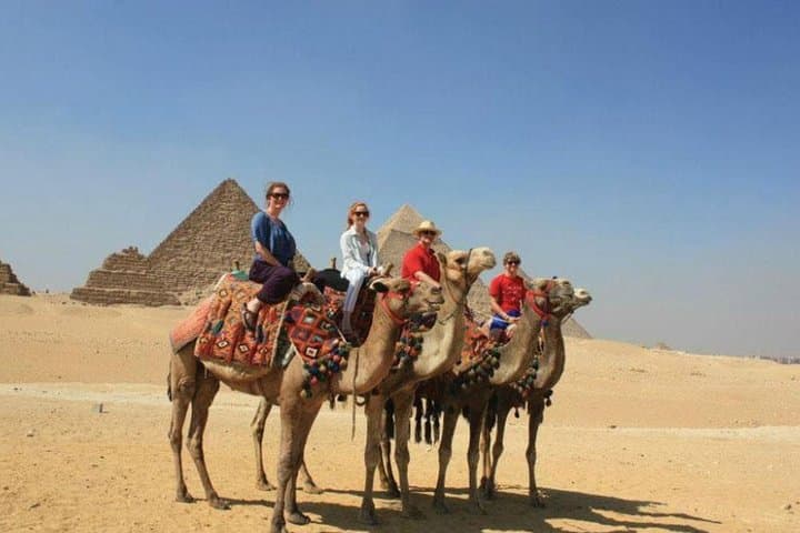 Full-Day Private Tour to the Giza Pyramids, Sphinx and Sakkara pyramids.